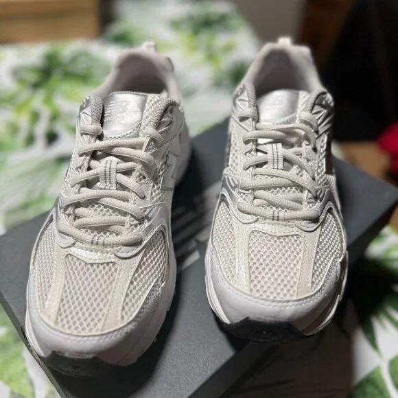 New Balance 530 Women’s 7.5 White Silver Sneakers NIB - Picture 3 of 7